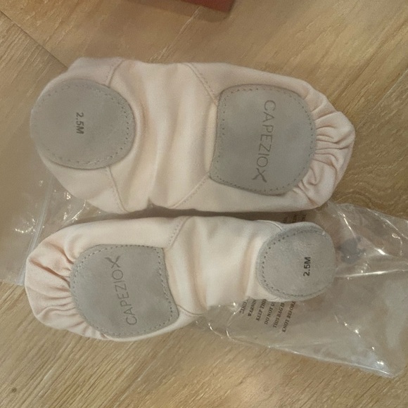 New in box Capezio pink soft ballet slippers. - Picture 4 of 5